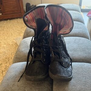 Trendy Black Cloth Boots for Women